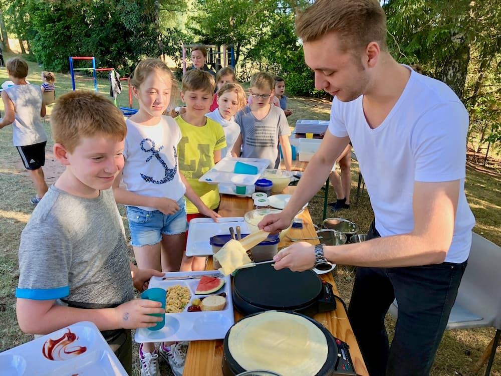 Helfer und Teilnehmer bei einer Sommerfreizeit in Siegwinden